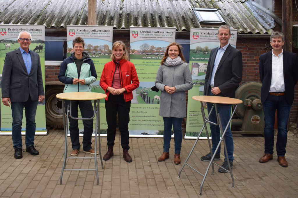Wie geht es weiter mit der Landwirtschaft? Darüber diskutierten die Bundestagskandidatinnen Sina Beckmann (2.v.l.), Siemtje Möller (3.v.l.), Anne Janssen (3.v.r) und der Kandidat Hendrik Theemann (2.v.r.) mit Hartmut Seetzen (Vorsitzender Kreislandvolkverband, links) sowie Manfred Ostendorf (Geschäftsführer Kreislandvolkverband, rechts).