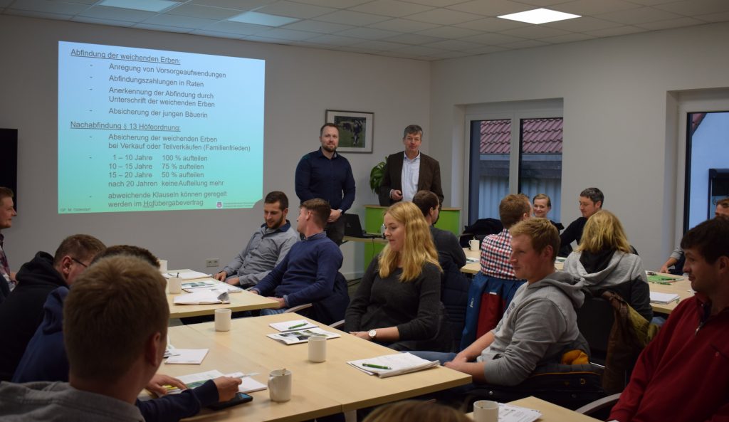 Das Auftaktseminar zur Hofübernahme mit Steuerberater Menno Burmann und Landvolk-Geschäftsführer Manfred Ostendorf stieß auf großes Interesse bei den jungen Landwirtinnen und Landwirten.