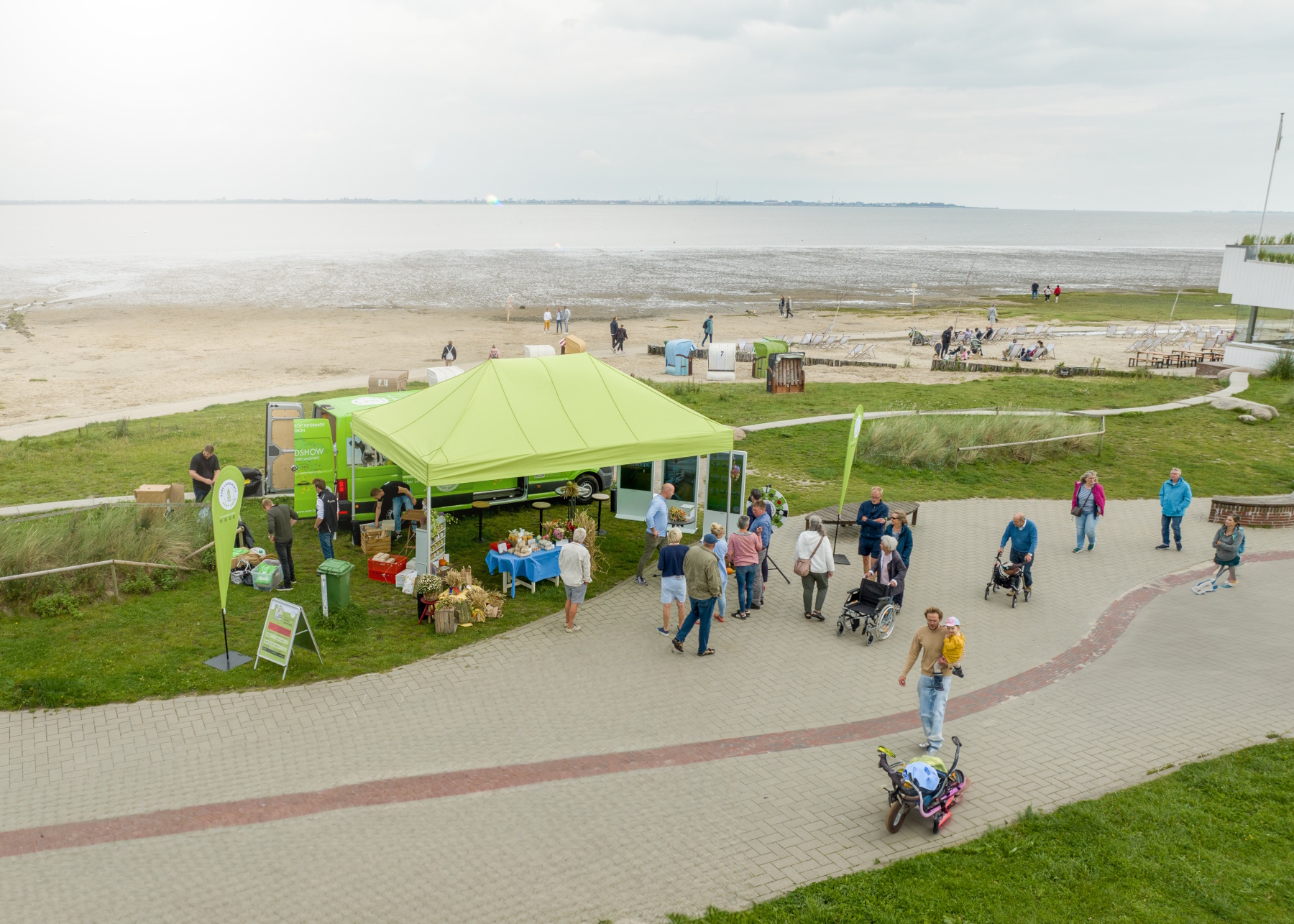 Direkt am Dangaster Strand hat die Roadshow der Initiative "Eure Landwirte - echt grün" Station gemacht.