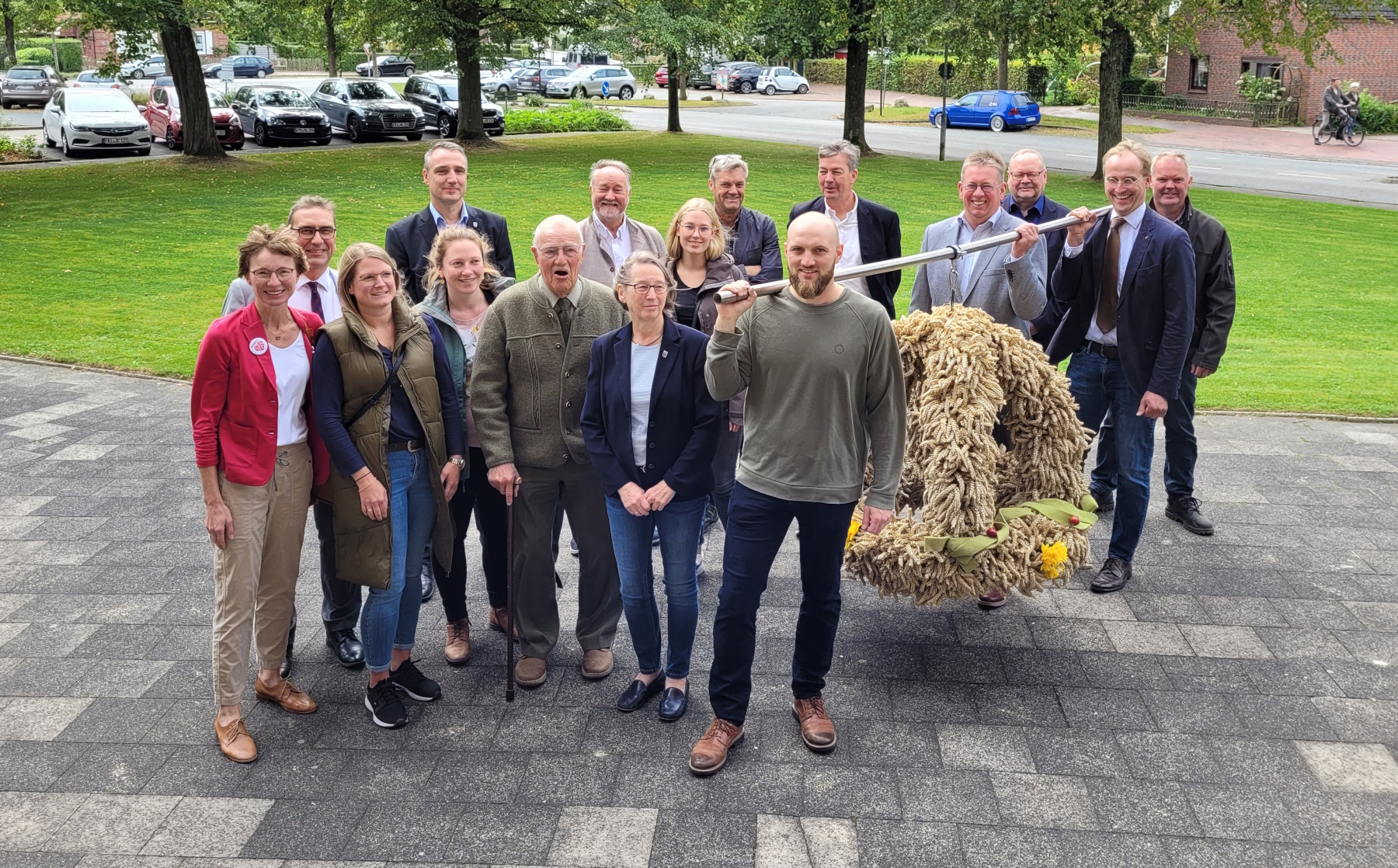 Eine schöne Tradition zu Erntedank: Die Landwirte aus Friesland überbringen Landrat Sven Ambrosy eine Erntekrone fürs Kreishaus in Jever.